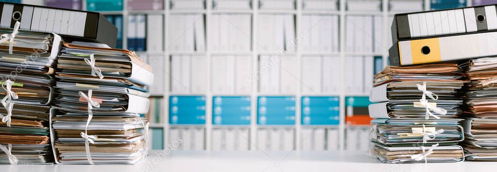 Fascicoli e pratiche edilizie archiviati in scaffali